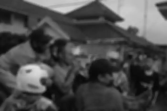 Foto jasad lansia korban erupsi Semeru yang tergeletak di jalan itu sudah membuat netizen miris. BPBD akui tak ada alarm peringatan bencana.