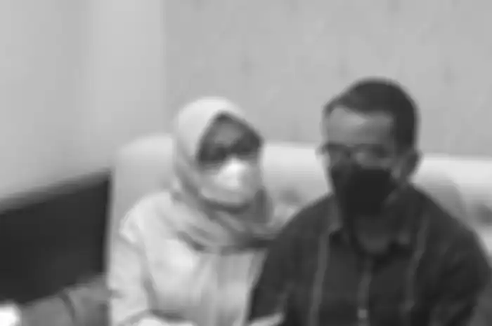 Istri dosen Unsri Reza Ghasarma menyesalkan foto keluarga mereka beredar di media sosial. Dia mengaku kecewa karena suaminya dihujat.