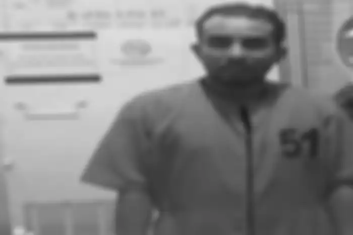 Dalam foto sebelumnya, dosen Unsri Reza Ghasarma selalu terlihat tenang. Namun, tampang dosen cabul ini berbeda saat pakai baju tahanan.