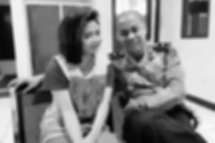 Setelah dapat teguran terkait foto berdua model majalah dewasa Vitalia Sesha, mantan Kapolsek Kebayoran Baru gugat Kapolda Metro hingga Kapolri.