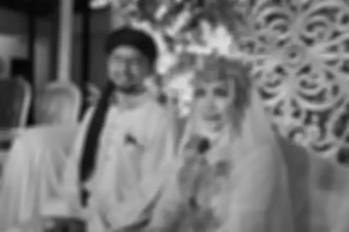Roro Fitria dan Andre Irawan usai menggelar pengajian menjelang pernikahan mereka di kediaman Roro Fitria di kawasan Jagakarsa, Jakarta Selatan, Jumat (25/12/2021) malam. 