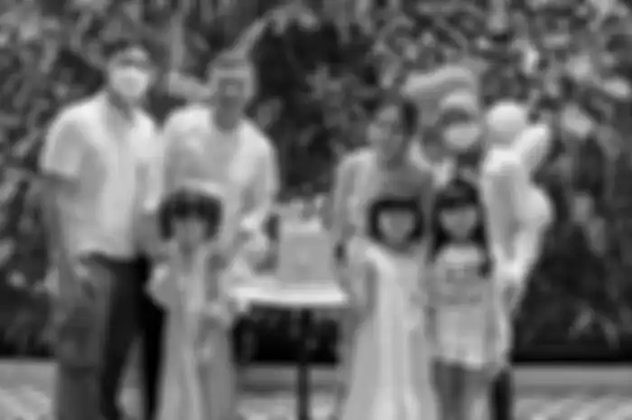 Gisel mengunggah foto bareng orangtuanya. Di foto itu, ayah kandung Gisel, Alal Suryanto muncul dalam pesta ulang tahun cucunya, Gempi. 