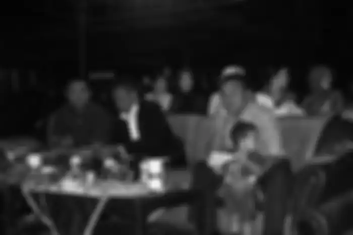 Dalam foto lawas, Widi terlihat duduk sebangku dengan Tukul Arwana. Widi dan Tukul terlihat berbincang akrab dalam sebuah acara. 