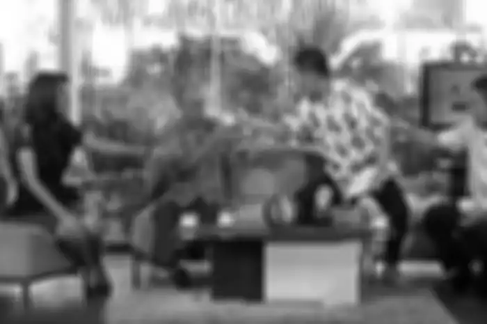 Foto Munarman menyiram air ke wajah pakar UI di depan jenderal polisi bikin heboh. Kini, Kepala BNPT ungkap alasan Munarman ditangkap.