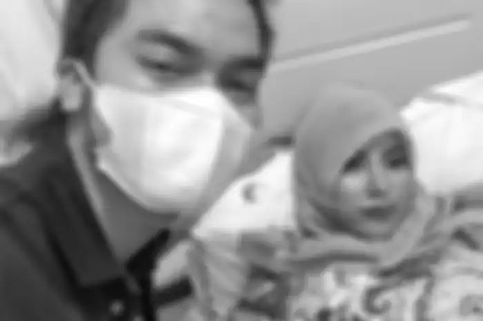 Ayu Aulia sudah kembali ke apartemennya. Dia menunjukkan luka sayatan di tangannya. Ayu juga meminta maaf kepada sosok ini. 