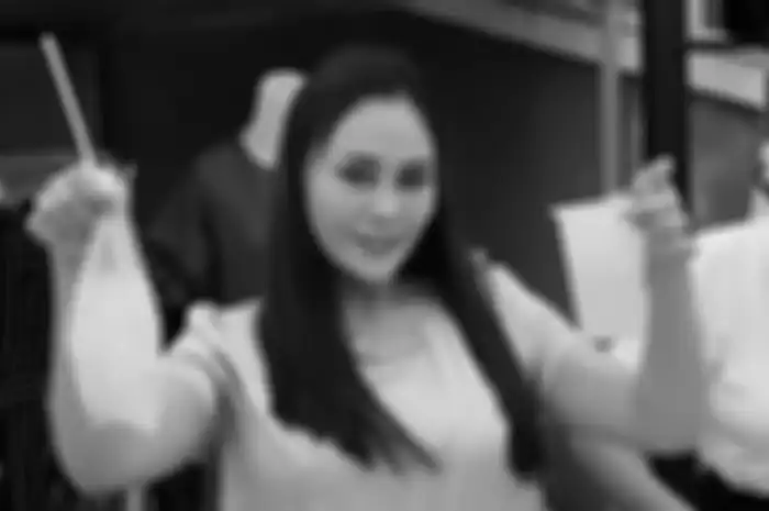 Intan Ratna Juwita berdagang es kelapa muda di pinggiran jalan kawasan Conder, Kramat Jati, Jakarta Timur