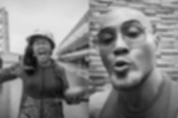 Pawang hujan Rara (kiri) dan Deddy Corbuzier (kanan).