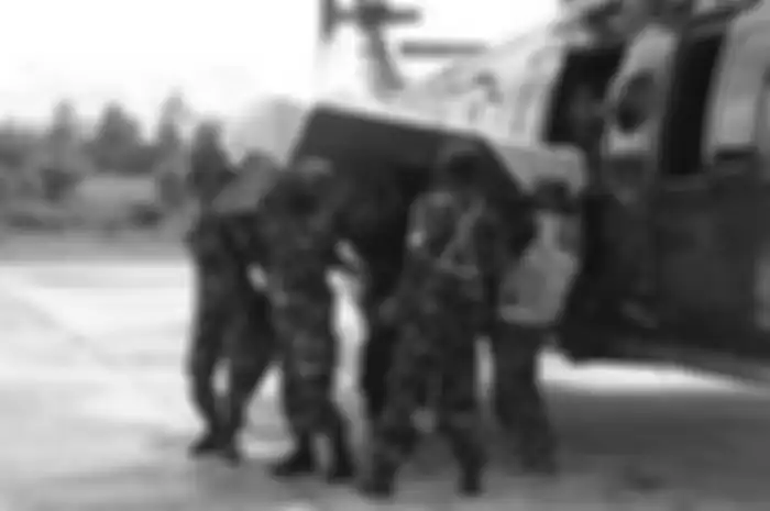 Foto Komandan Pos Marinir TNI AL yang gugur di Papua tersebar di media sosial. Anggota Marinir itu mengalami luka berat di bagian lengan. 