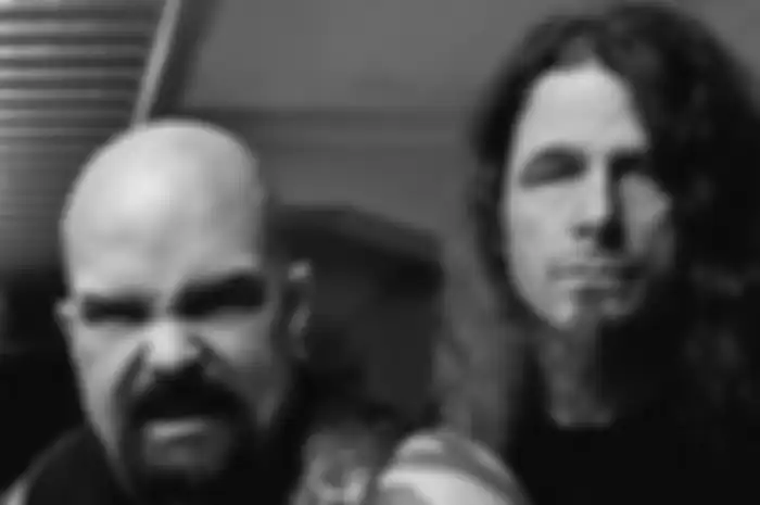 Gitaris Kerry King (kiri) dan drummer Paul Bostaph