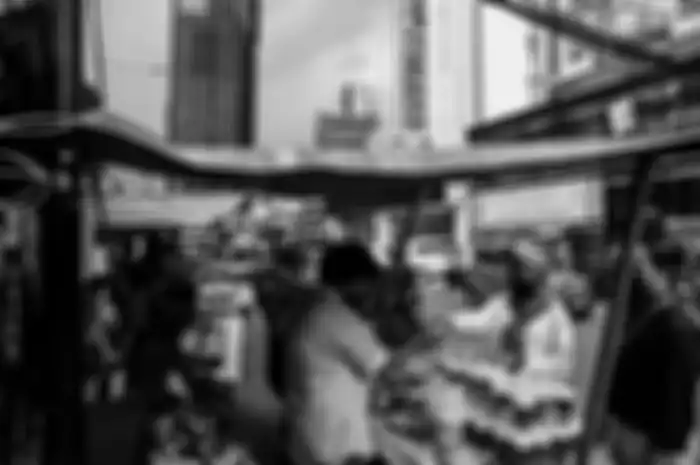 Warga membeli makanan untuk berbuka puasa di kawasan Bendungan Hilir (Benhil), Jakarta Pusat, Selasa (13/4/2021). Menjelang ifthar atau buka puasa hari pertama Ramadhan 1442 Hijriyah, sejumlah pedagang telah bersiap menjajakan takjil sejak pukul 16.00 WIB.