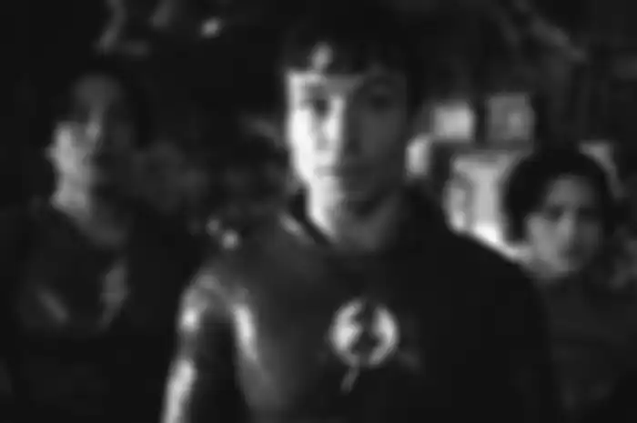 Ezra Miller dalam The Flash (2023).