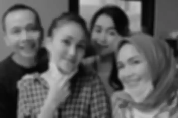 Foto Ayah Rozak, Ayu Ting Ting, Asyifa, dan Umi Kalsum.