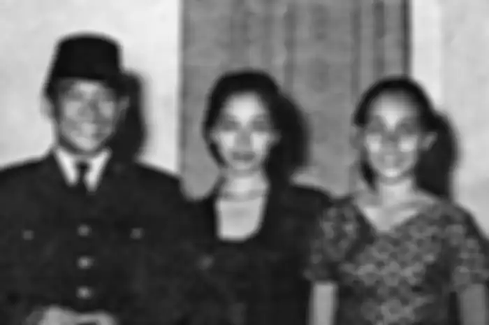 Mieke Wijaya ibunda Nia Zulkarnaen meninggal dunia karena diabetes dan kanker. Mieke Wijaya (tengah) pernah lakukan ini bareng Bung Karno.
