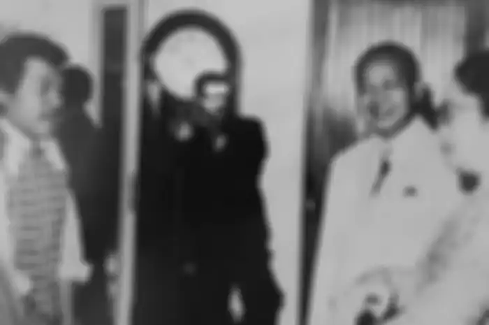 Idola Rano Karno, Benyamin Sueb mendadak roboh di tengah lapangan bola. Seniman Betawi ini menolak mentah-mentah jabatan dari Presiden.