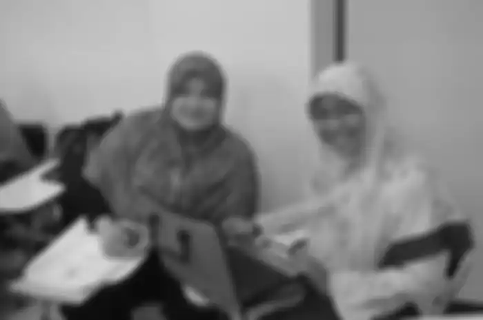 Dwi Dahlia Susanti (kanan) fasilitator keuangan ISIS ternyata sempat punya karir cemerlang di instansi pemerintah. Kini jadi buronan Densus 88.