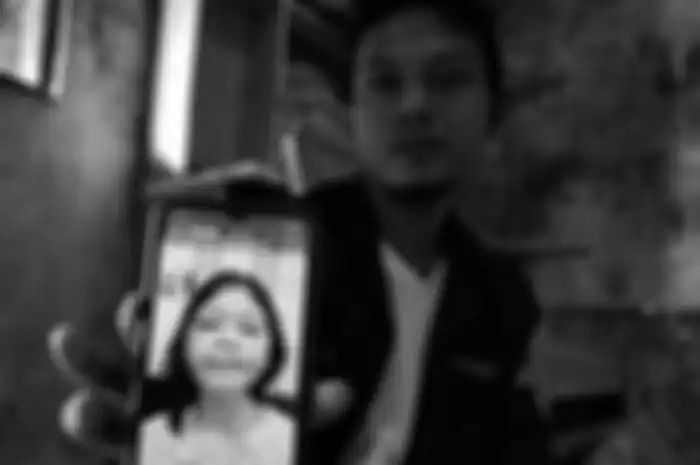 Keluarga saat menunjukan foto Reni TKW asal Desa/Kecamatan Kedokanbunder, Kabupaten Indramayu yang alami penyiksaan di Taiwan, Kamis (16/6/2022)