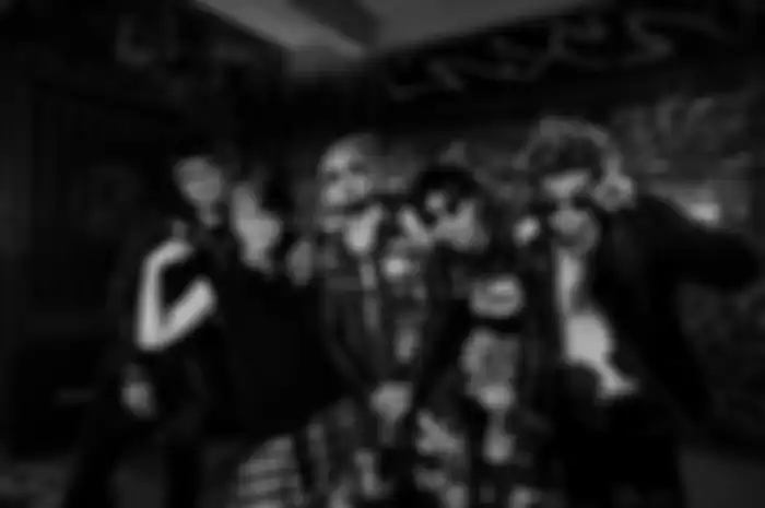 Summerlane di video klip 'Let It Go' terlihat mencari vokalis baru.