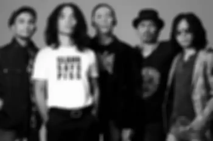 Slank pecahkan rekok dengan mainkan 2 lagu di atas panggung.