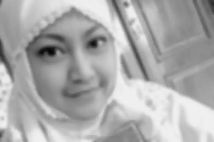 Pemeran Lasmini di sinetron kolosal Ayu Anjani mendapatkan musibah. Dia unggah foto ibunda dan adiknya yang tenggelam. 