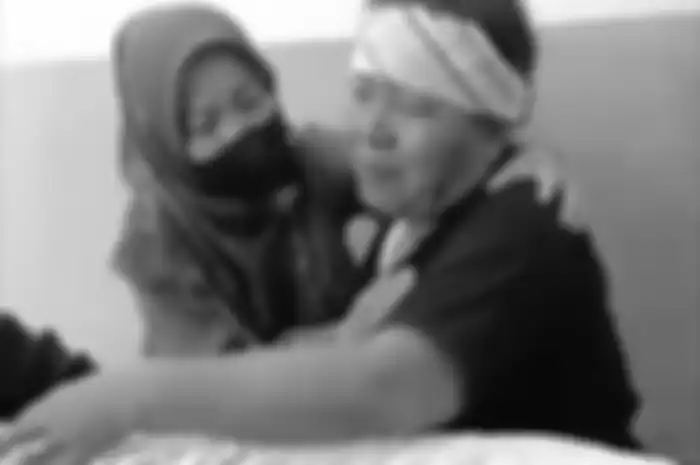 Ibunda Brigadir Yosua Rosti Simanjuntak menyebut anaknya pergi liburan bersama si jahat. Foto ibunda ajudan Kadiv Propam bikin nyesek. 