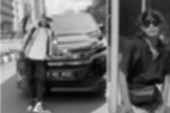 Potret Bonge dan Mobil barunya