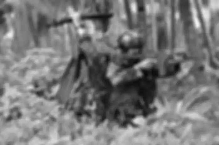 Potret dua tentara yang sedang melakukan pengintaian.