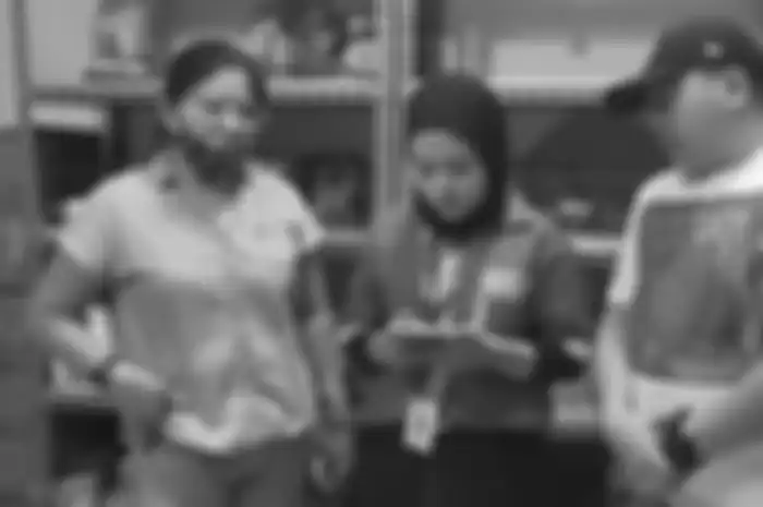 Wanita ancam karyawan Alfamart mengaku tanpa sadar ambil coklat karena alami kondisi begini. Toko ponselnya terlanjur diserbu bintang 1.