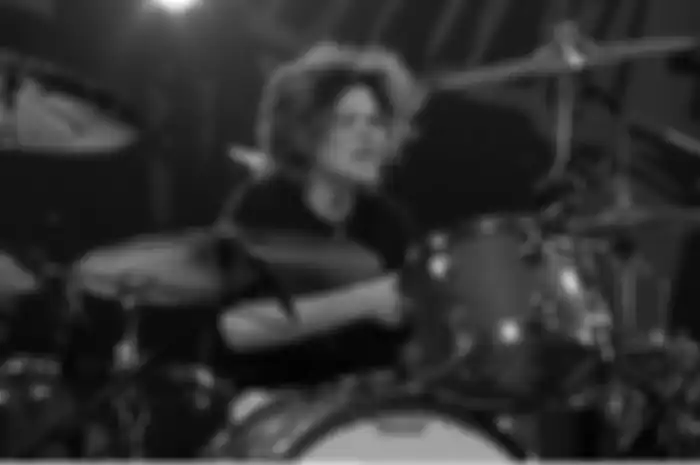 Putra Taylor Hawkins pecah nge-drum di lagu 'My Hero' pada konser tribute sang ayah