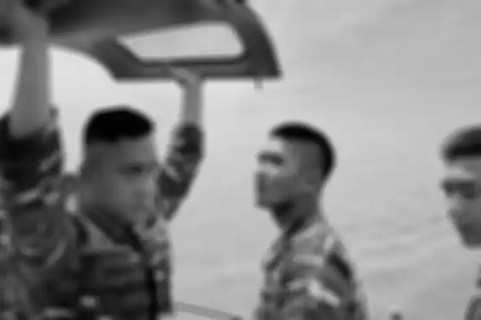Lettu Yudistira pilot pesawat TNI AL yang jatuh kerap ikut misi penting. Pesawatnya ditemukan dalam kondisi begini di Selat Madura.