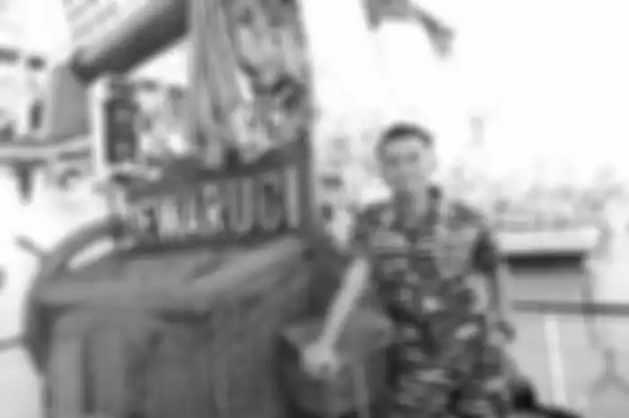 Judistira Eka Permady pilot pesawat TNI AL yang jatuh pergi tugas saat istrinya sedang hamil. Dia sempat pergi ibadah ke Tanah Suci Mekkah.