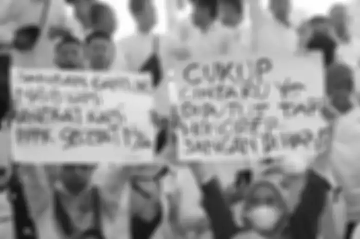 Tenaga honorer di lingkungan Pemprov Banten menggelar aksi di pada Senin (15/8/2022) guna meminta kepastian nasib mereka jelang penghapusan tenaga honorer pada November 2023.