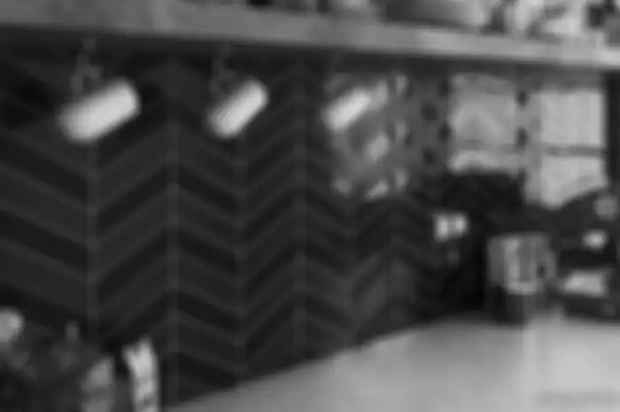 Inilah desain keramik dinding dapur motif kotak aesthet yang bikin ruang masak selalu tampak kinclong. Lihat 7 foto referensinya yuk.