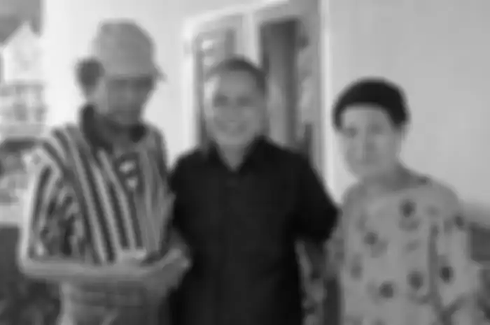 Anggota DPRD Provinsi Papua Barat Fraksi Demokrat, Arifin (tengah) bersama om almarhum Armin, Dasman (kiri) dan Ibu almarhum Armin, Nipah (kanan) keluarga Armin (43), di kediaman korban, Desa Bonne, Kecamatan Patampanua, Kabupaten Pinrang, Sulawesi Selatan, Jumat (7/10/2022) sore.