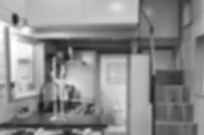 Yuk kita tiru desain dapur mungil dengan mini bar nan unik ini. Jangan sia-siakan area kosong bawah tangga. 7 foto aestheticnya bikin cinta.