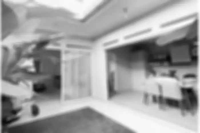 Desain dapur menyatu dengan taman mampu mengusir kesan pengap. Wajah istri dibikin semringah. Ini 7 foto estetiknya. 