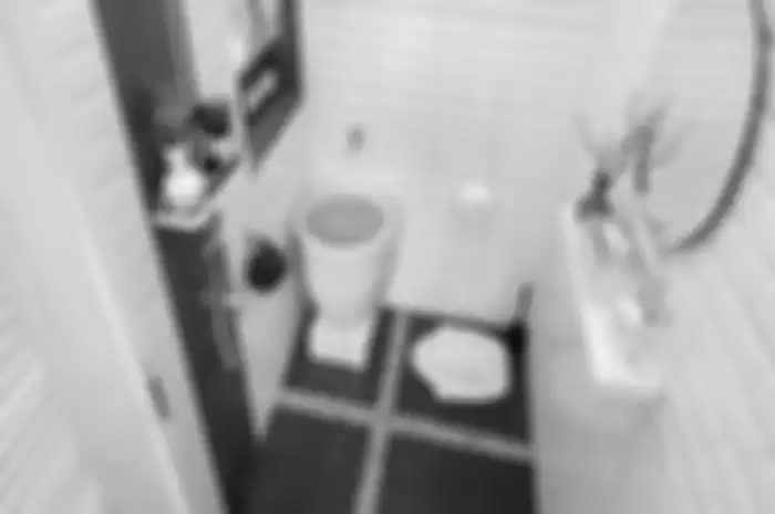 Ini desain kamar mandi sederhana tapi bersih yang dijamin nggak ketinggalan zaman. WC jongkok curi perhatian. 8 foto inspirasinya jadi bukti.