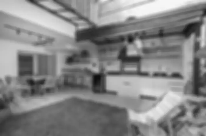 Desain dapur terbuka minimalis tampak makin segar di taman belakang rumah. Intip yuk 7 foto inspirasinya yang bikin ngiler. 