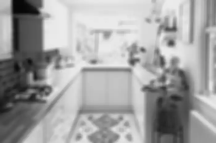 Desain dapur sempit jadi sorotan tetanga yang datangi rumah mungil. Sudah pasti nggak butuh lahan luas. Intip yuk 7 foto aplikasinya.