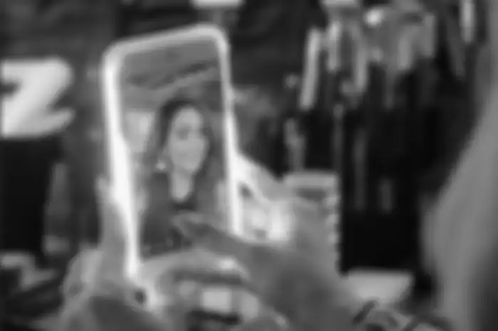 9 Cara Foto Selfie yang Bagus Pakai Kamera HP Hingga DSLR, Mudah Kok!