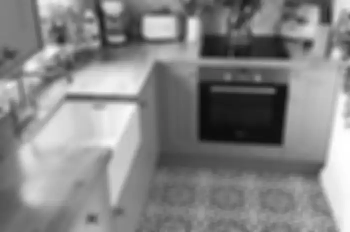 Foto tampilan desain dapur kecil memanjang kian menggoda hati. Trik cerdas ini menjadi kunci. Apalagi bisa dicoba sendiri di rumah.