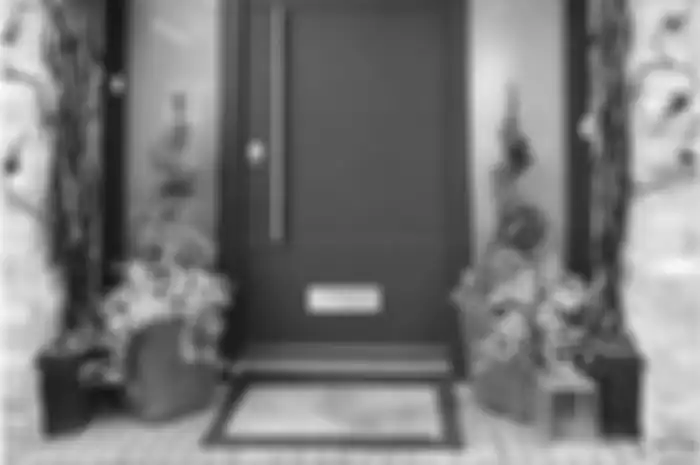 Feng shui melarang pemilik rumah memasang dekorasi model begini di pintu depan. Katanya, bisa membawa sial.