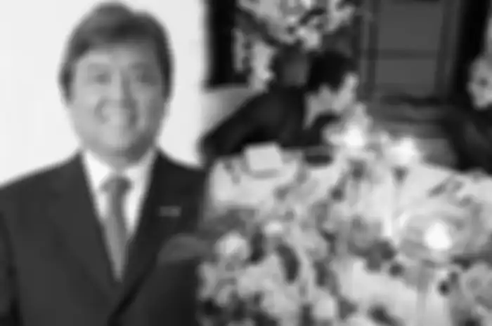 Rosano Barack (kiri) dan Syahrini bersama Reino Barack (kanan) merayakan anniversary pernikahan 