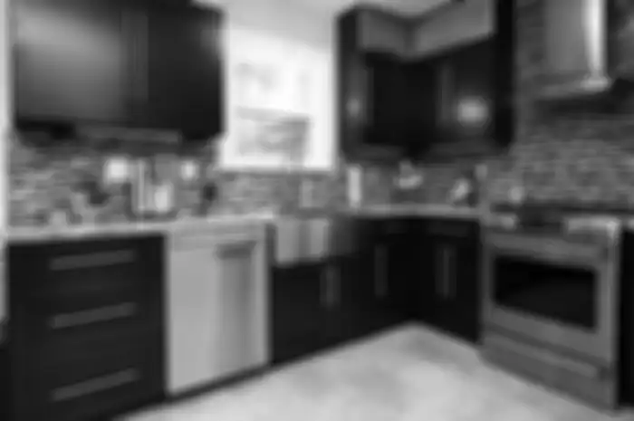 Lemari dapur dipilih dengan kriteria ini agar area memasak menjadi lebih lega. Intip yuk10 foto referensinya. 