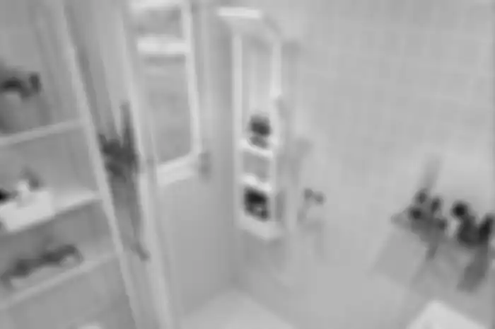 Kamar mandi mungil yang hadir di rumah minimalis jarang dipermak. Sekalinya ada foto hasilnya menjadi seperti begini.