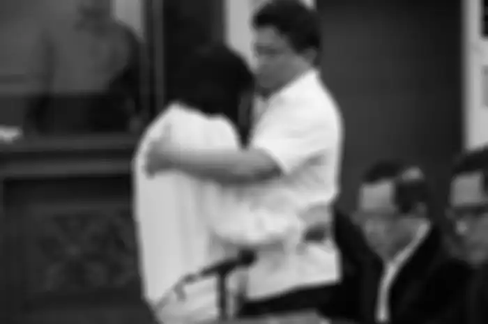 Putri Candrawathi dan Ferdy Sambo berpelukan saat menjalani sidang di Pengadilan Negeri Jakarta Selatan, Selasa (8/11/2022). Jaksa Penuntut Umum menghadirkan 10 orang saksi pada persidangan kali ini.