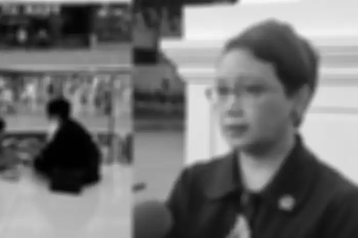 Menlu Retno Marsudi Sedang Duduk di Lantai Mal (kiri). Aksinya Disorot Istri Mantan Panglima TNI. Simak profil dan biodatanya. 