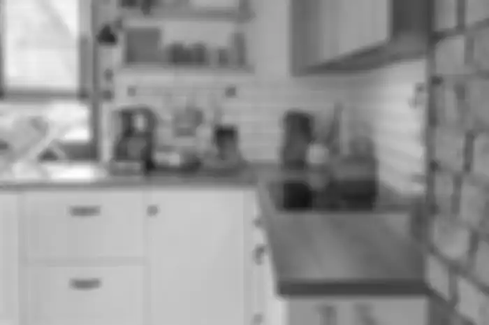 Dapur mungil dipermak agar terlihat makin luas dengan trik begini. Foto interiornya pasti aesthetic.