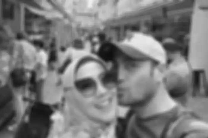 Ferry Irawan dihujat lantaran memajang pamflet travel unroh dengan foto dirinya dan Venna Melinda.