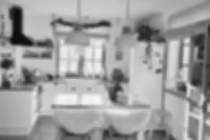 Potret desain dapur modern tampak kian mewah karena pencahayaan di kitchen island.
