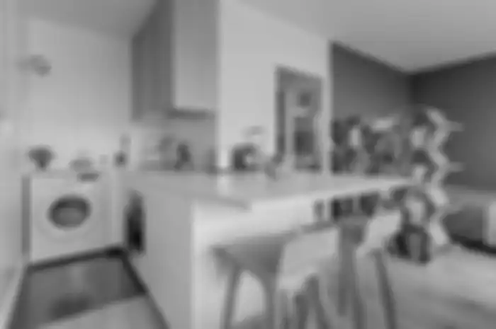 Foto tampilan desain dapur kecil yang tampak lebih mewah dengan trik dekorasi sederhana.